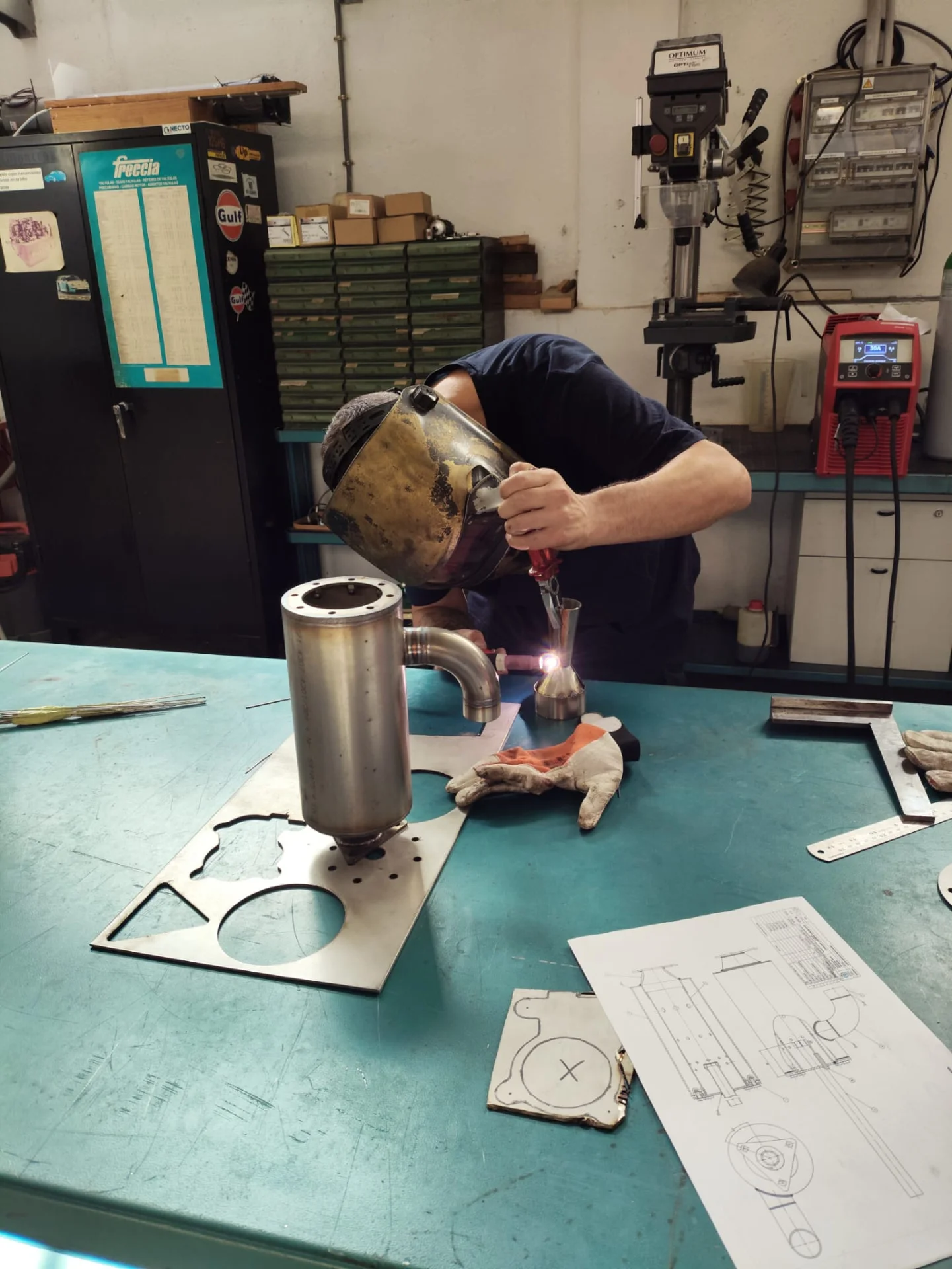 Alumno soldando en el taller de MN Welding Academy