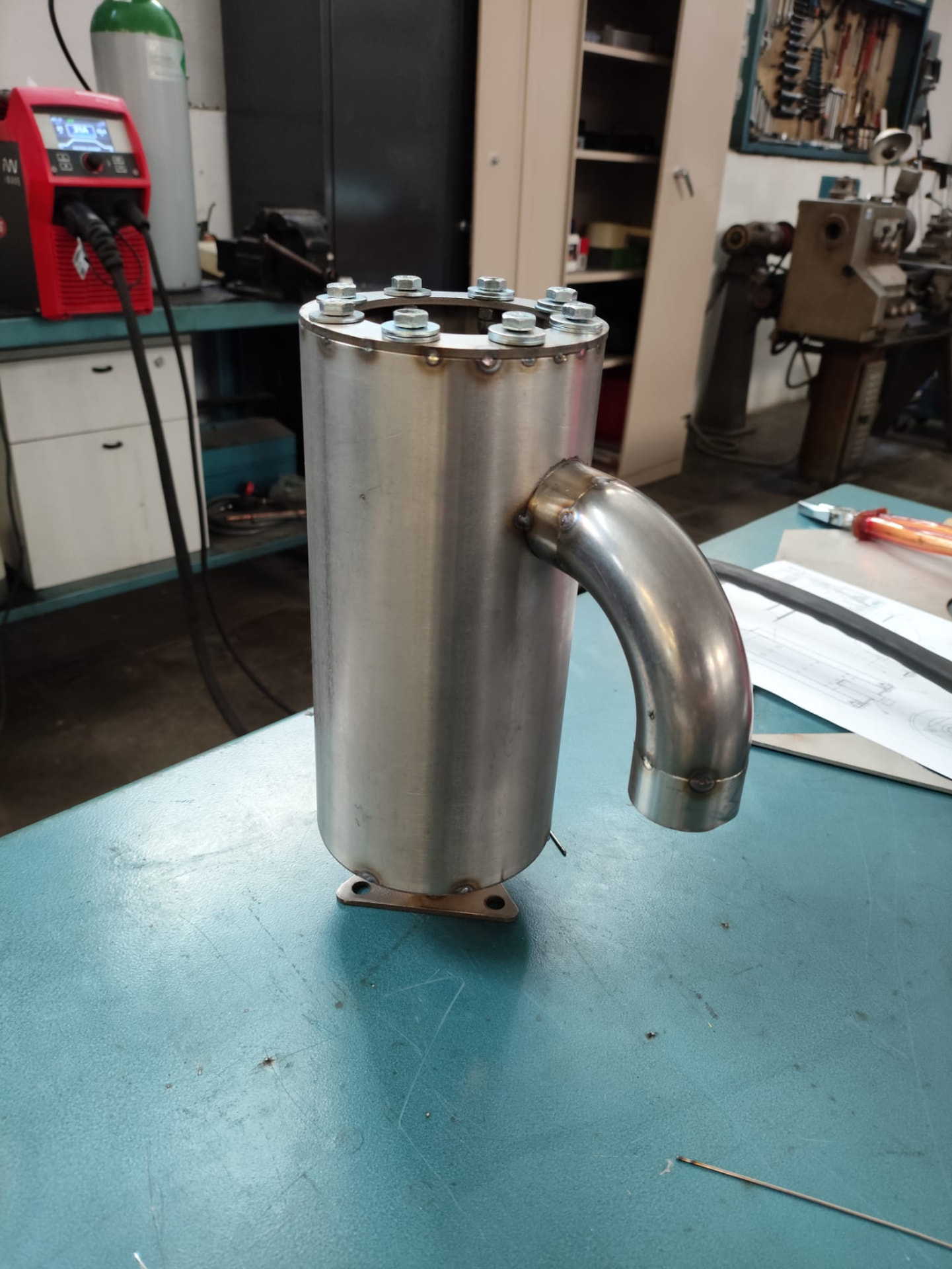 Pieza de acero inoxidable fabricada en el curso